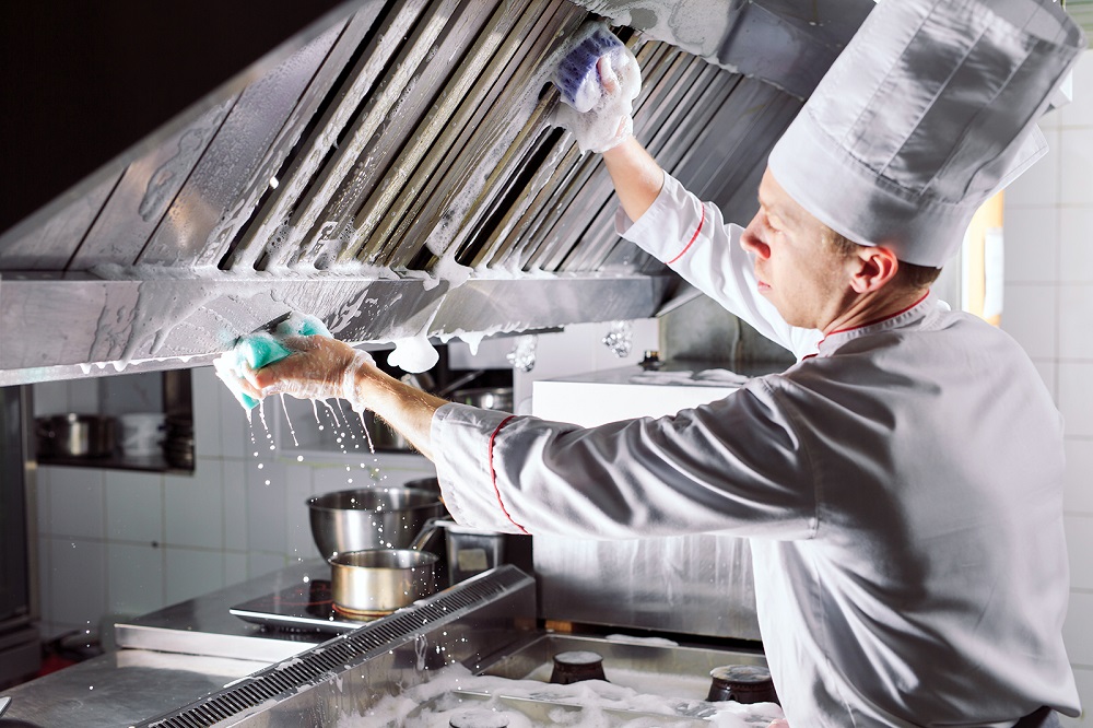 Optimiser l’hygiène de votre restaurant grâce au nettoyage de la hotte de cuisine
